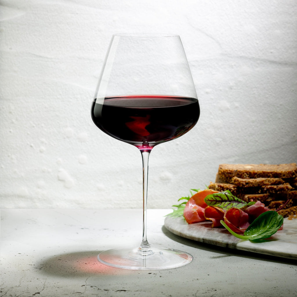 Weißweinglas mit Rotwein 